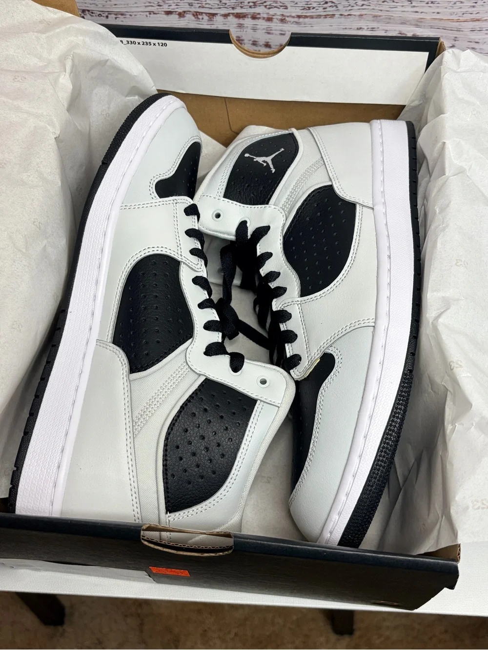 New Nike Jordan Men’s High-Top Sneakers in Black and White Size 11